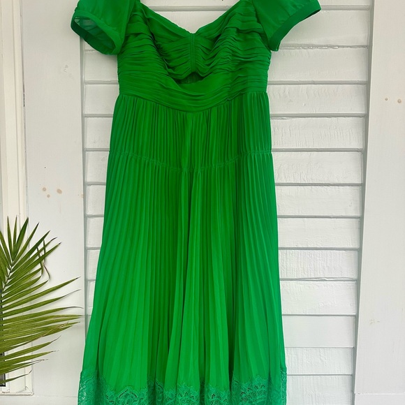 Elegant Green Dress - Picture 2 of 4